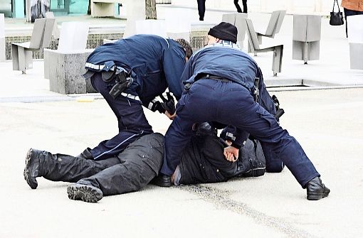 Polizisten nehmen  einen Extremisten auf dem Marktplatz fest. Foto: privat