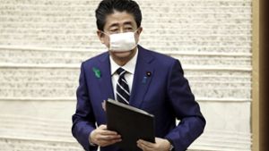 Wie Regierungschef Shinzo Abe ankündigte, sollen alle Einwohner Japans eine Zahlung in Höhe von 100.000 Yen (857 Euro) erhalten. Foto: AP/Kiyoshi Ota