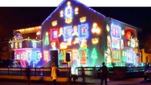 Gab’s früher nur in den USA: An einem Haus in Stutensee brennen unzählige weihnachtliche Lichter und Motive. Foto: picture alliance //Uli Deck