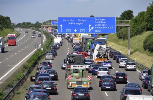 Autofahrer können sich die aktuellen Straßenverhältnisse in Baden-Württemberg im Internet und über Handy in Echtzeit anschauen.  Foto: dapd