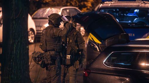 Einsatzkräfte beim Einpacken:  Die Schüsse am Mittwochabend in der Gundelsheimer Straße haben eine Vorgeschichte. Foto: 7aktuell.de/Simon Adomat