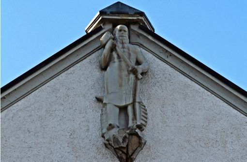 Die Arbeiter-Statue befindet sich am Gebäude Schwieberdinger Straße 97. Foto: Bernd Zeyer