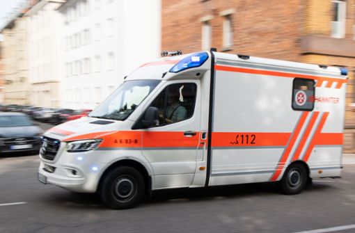 Ein Rettungswagen auf dem Weg zum Marienhospital – in der Hoffnung, Patienten dort aufnehmen lassen zu können. Foto: Lichtgut/Leif Piechowski