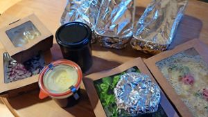 So sieht beispielsweise ein Essen für zwei Personen aus  –  teils in Alu, teils umweltfreundlicher verpackt. Foto: Brigitte Hess