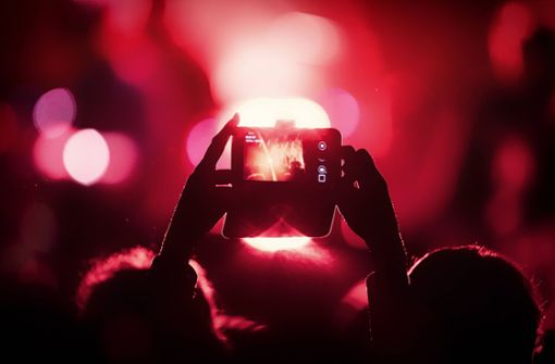 Das Fotografieren mit dem Smartphone gehört zum Alltag. Um mehr Einfluss auf die Aufnahme zu haben, setzen ambitionierte Nutzer spezielle Apps wie Pro-Camera für iOS oder Camera FV-5 für Android ein. Foto: imago images/POP-EYE/POP-EYE / Ben Kriemann via www.imago-images.de