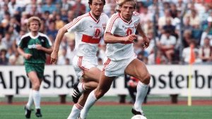 Waren das Zeiten, als Jürgen Klinsmann noch für den VfB Stuttgart stürmte. Jetzt war sein Sohn Jonathan beim Schnuppertraining bei den Roten. Foto: Pressefoto Baumann