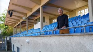 Blick von der Tribüne im Jahnstadion in die Zukunft: Silvester Apro, Vorsitzender des neuen Vereins Foto: factum/Jürgen Bach
