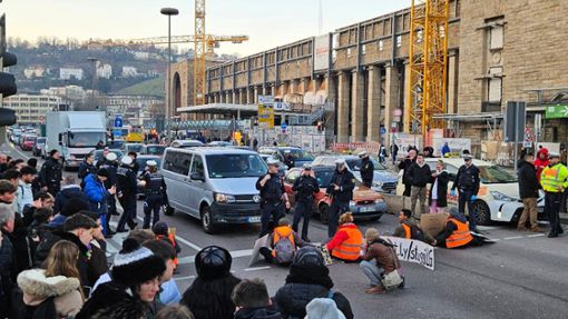 Protest, Stau und viele Schaulustige Anfang Januar vor dem Stuttgarter Hauptbahnhof. Wird es solche Bilder künftig noch geben? Foto: Fotoagentur-Stuttg/Andreas Rosar
