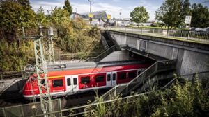 Die bisherigen Bahnpläne für den Flughafenanschluss der Gäubahn sind im Gutachten durchgefallen Pläne Foto: Leif Piechowski