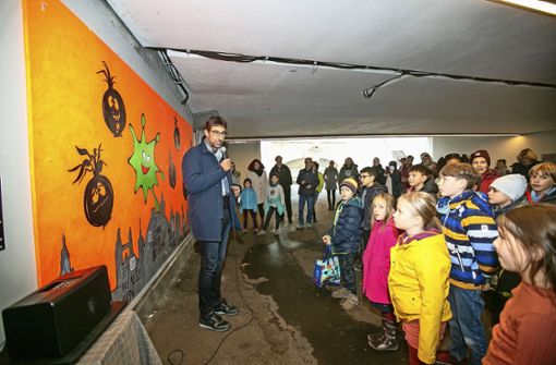 Eine Woche lang haben die Kids der Kinder-Biennale an ihrer Zeitwand für den Kleinen Markt gearbeitet – nun feierten sie mit OB Matthias Klopfer (links) Einweihung. Foto: Roberto Bulgrin