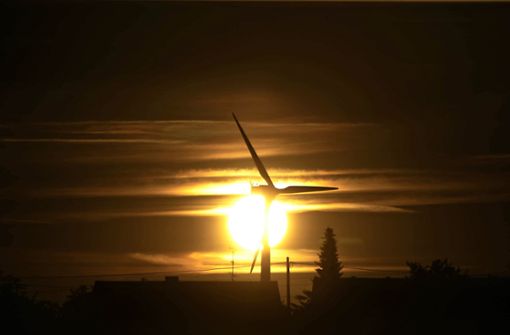 Bald Nachwuchs in Sicht? Das Welzheimer Windrad bei Sonnenaufgang Foto: Gottfried Stoppel