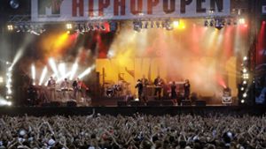 Besucher der siebten Hip-Hop-Open bejubeln 2007 in Stuttgart den Auftritt von Jan Delay. Foto: dpa/Marijan Murat