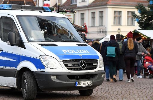 Ein Polizeiwagen steht am Samstag in Potsdam (Brandenburg) vor dem Zugang zum Weihnachtsmarkt. Am Freitag war ein verdächtiges Paket bei einem Apotheker abgegeben worden, der am Weihnachtsmarkt sein Geschäft hat. (Archivfoto) Foto: dpa