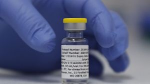 Eine Ampulle mit dem Corona-Impfstoff von Novavax steht während einer Studie im St. George’s University Hospital in London auf einem Tisch bereit. Foto: AP/dpa/Alastair Grant