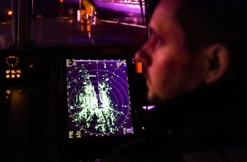 Schwere Polizeiboote sind für Fahrten bei schlechter Sicht mit einem zweiten Radarbildschirm ausgestattet. Diesen bedient bei einer nächtlichen Streifenfahrt im Karlsruher Ölhafen Polizeikommissar Jörn Kröneck. Foto: Franz Feyder