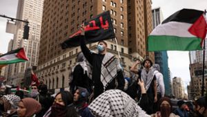 Propalästinensische Demonstranten skandieren Parolen während einer Demonstration in New York (Symbolbild). Foto: Yuki Iwamura/FR171758 AP/AP