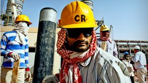 Die Ölarbeiter Saudi-Arabiens sollen unvermindert weiterfördern. Eine Drosselung der Produktion soll es nach dem Willen des Königreichs nicht geben. Foto: AP