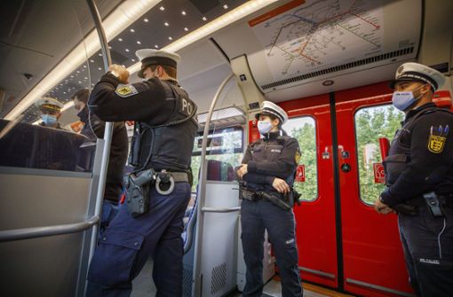 Uniformierte Maskenkontrolleure in der S-Bahn nach Schorndorf Foto: Gottfried Stoppel