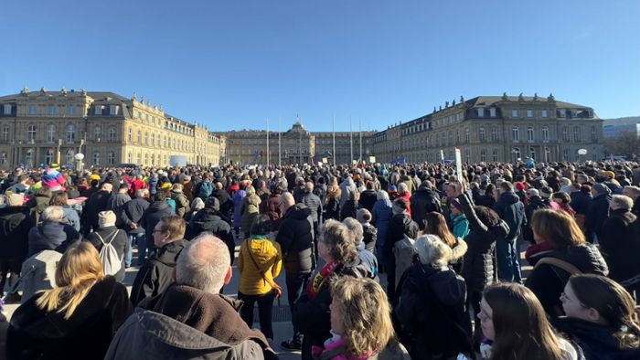 Demo gegen rechte Hetze in Stuttgart: Erneut mehrere Tausend Menschen auf dem Schlossplatz