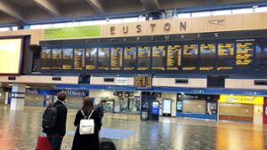 Im Londoner Bahnhof Euston herrscht sonst Gewusel – jetzt ist der Platz vor der großen Anzeigetafel leer. Foto: Elisabeth Kabatek