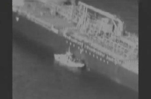 Das Foto stammt aus einem Video, das den Angriff auf den Frachter zeigen soll. Foto:  