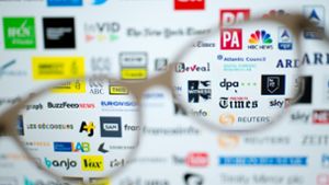Auf der Internetseite der „First Draft Coalition“ sind Logos der Medien und Internetfirmen aufgelistet, die Partner des Netzwerks gegen Fake News sind. Foto: dpa