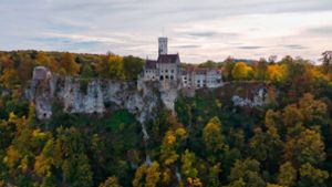 Stolz und romantisch thront Schloss Lichtenstein auf einem Felsen. Foto: imago//Frolova_Elenax