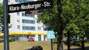 Auf der Hinweistafel unter dem Straßennamen standen falsche Daten zu Klara Neuburger. Foto: Caroline Holowiecki
