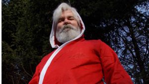 Von drauß’ vom Walde kommt er her: Hansjörg Schweizer in seiner Adventsarbeitsbekleidung, dem Weihnachtsmann-Dress. Foto: Caroline Holowiecki