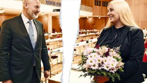 Die Gratulationsszene am  Abend ihrer Wahl Anfang Mai 2021 ist eines  der wenigen Fotos, auf denen Josefa Schmid und Martin Georg Cohn zusammen zu sehen sind. Foto: Simon Granville/STZN