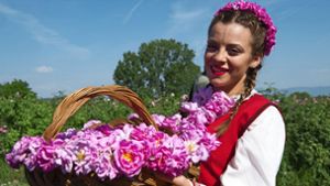 Sag’s durch die Blume: Eine junge Bulgarin in traditioneller Tracht zeigt ihre „Ernte“. Foto: Helge Bend/l