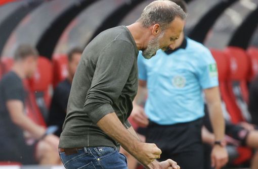 Trainer Pellegrino Matarazzo bejubelt den so gut wie sicheren Aufstieg des VfB Stuttgart. Foto: Baumann