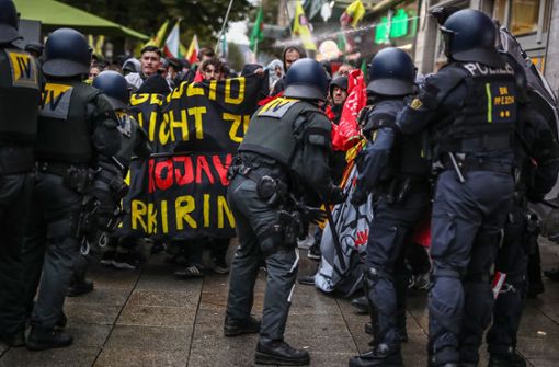 Demonstranten und die Polizei gerieten auf der Königstraße aneinander. Foto: dpa/Christoph Schmidt