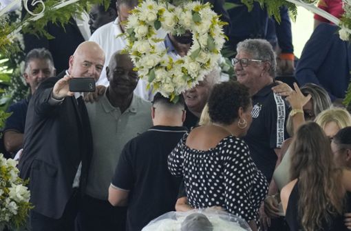Gianni Infantino machte bei der Totenwache für Pelé Selfies. Foto: dpa/Andre Penner