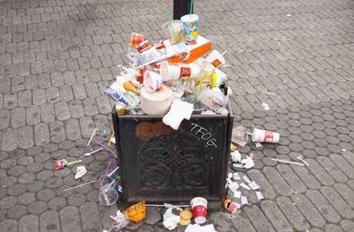 Die Zunahme des Mülls in den Innenstädten ist gravierend. Jetzt will Tübingen das Abfallaufkommen mit einer Steuer auf Verpackungen reduzieren. Am Donnerstag will der Gemeinderat darüber abstimmen. Foto: picture alliance / /Martin Siepmann