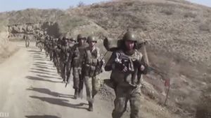 Das Standbild eines Videos zeigt aserbaidschanische Soldaten in der umkämpften Region Berg-Karabach. (Archivbild) Foto: dpa/--