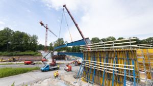 Großer Aufwand im Sommer: Der Bau einer neuen Brücke über den Autobahnzubringer war nötig. Foto: Stefanie Schlecht