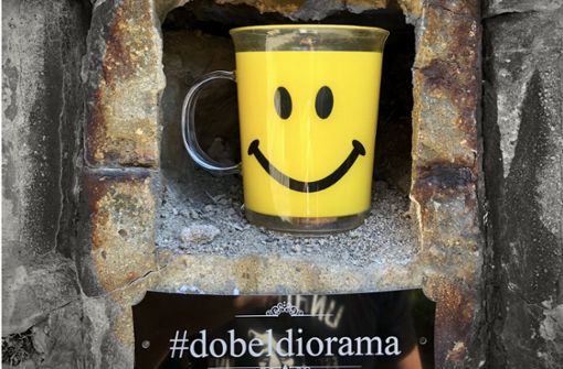 Unter dem Hashtag #dobeldiorama findet man immer wieder neue Figuren oder Gegenstände, die im Mauerloch der Dobelstaffel in Stuttgart-Mitte von unbekannten Fans dieses kuriosen Schauplatzes ausgetauscht werden. Foto: Oliver A. Krimmel