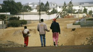 Auf dem Weg zum Angeln: Junge Männer in der Henties Bay in Cape Cross in Namibia. In dieser Gegend stand die Säule, die nun zurückkehren soll. Foto: Getty/Hulton Archive