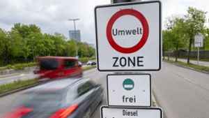 Hinweisschilder mit der Aufschrift „Umwelt Zone“ und „Diesel erst ab Euro 5/V frei“. München beschließt Tempo 30 auf einem Teilstück des Mittleren Rings. Foto: dpa/Peter Kneffel