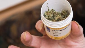 Bestimmte Inhaltsstoffe der Cannabispflanze könnten sich im medizinischen Bereich für die Behandlung von Depressionen, Entzündungen und Epilepsien eignen. Foto: dpa/Swen Pförtner
