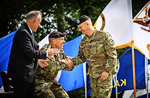 Oberst Glenn K. Dickenson (Mitte) hat feierlich das Kommando an  Oberst Neil A. Corson (rechts) übergeben. Foto: Lichtgut/Achim Zweygarth