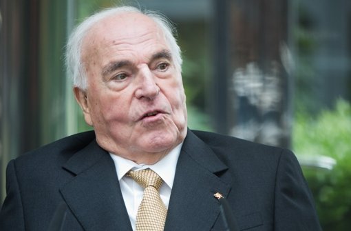 Er ist gesundheitlich angeschlagen, aber Altkanzler Helmut Kohl weilt noch unter uns - auch wenn eine Falschmeldung der Welt etwas anderes vermuten lässt. Foto: dpa