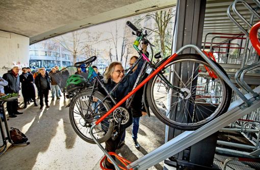 Bürgermeister Peter Pätzold parkt sein Fahrrad ein. Foto: Lichtgut/Leif Piechowski