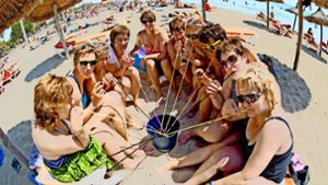 Vor dem Alkoholverbot: Eine Frauengruppe aus Neumünster trinkt  aus einem Eimer am Strand von S’Arenal. Foto: dpa
