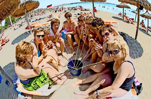 Vor dem Alkoholverbot: Eine Frauengruppe aus Neumünster trinkt  aus einem Eimer am Strand von S’Arenal. Foto: dpa