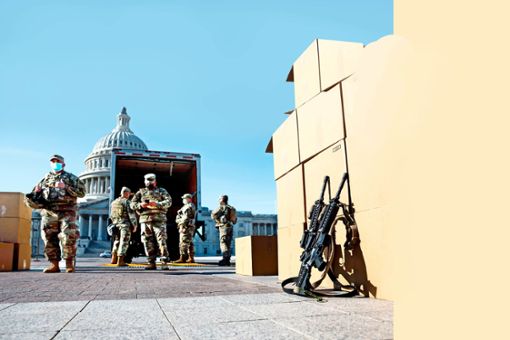Auf alles vorbereitet: Soldaten der Nationalgarde postieren sich schwer bewaffnet rund um das Kapitol. Foto: Imago/Ting Shen