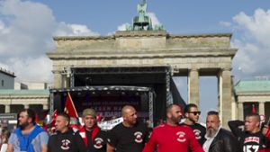 Mitglieder der rockerähnlichen Gruppe „Osmanen Germania Boxclub“ protestieren 2016 vor dem Brandenburger Tor in Berlin gegen die  Armenien Resolution des Bundestages. Tage später gab ein enger Vertrauter des türkischen Präsidenten Erdogan Anführern der Gruppe Geld für Waffenkäufe. Foto: dpa