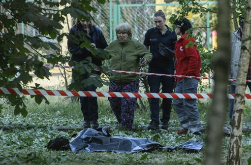 Trauer in Kiew: Mehrere Frauen stehen vor einer Leiche, die mutmaßlich bei einem russischen Raketenangriff getötet wurde. Foto: dpa/Wladyslaw Musiienko