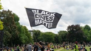 Unter dem Motto „Black Lives Matters“ haben etwa 500 Menschen in Stuttgart gegen Rassismus protestiert. Foto: Lichtgut/Julia Schramm